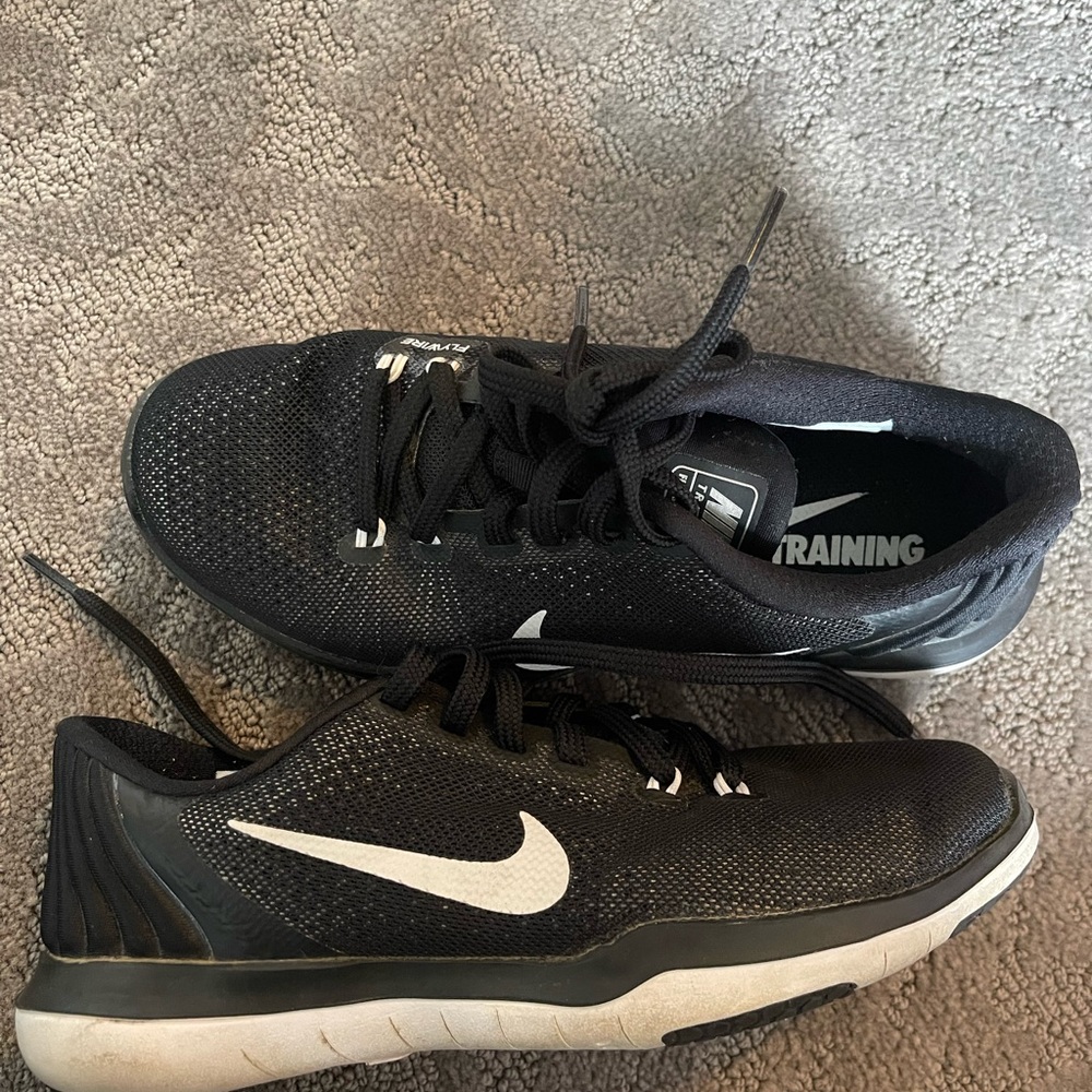 NIKE black training shoe